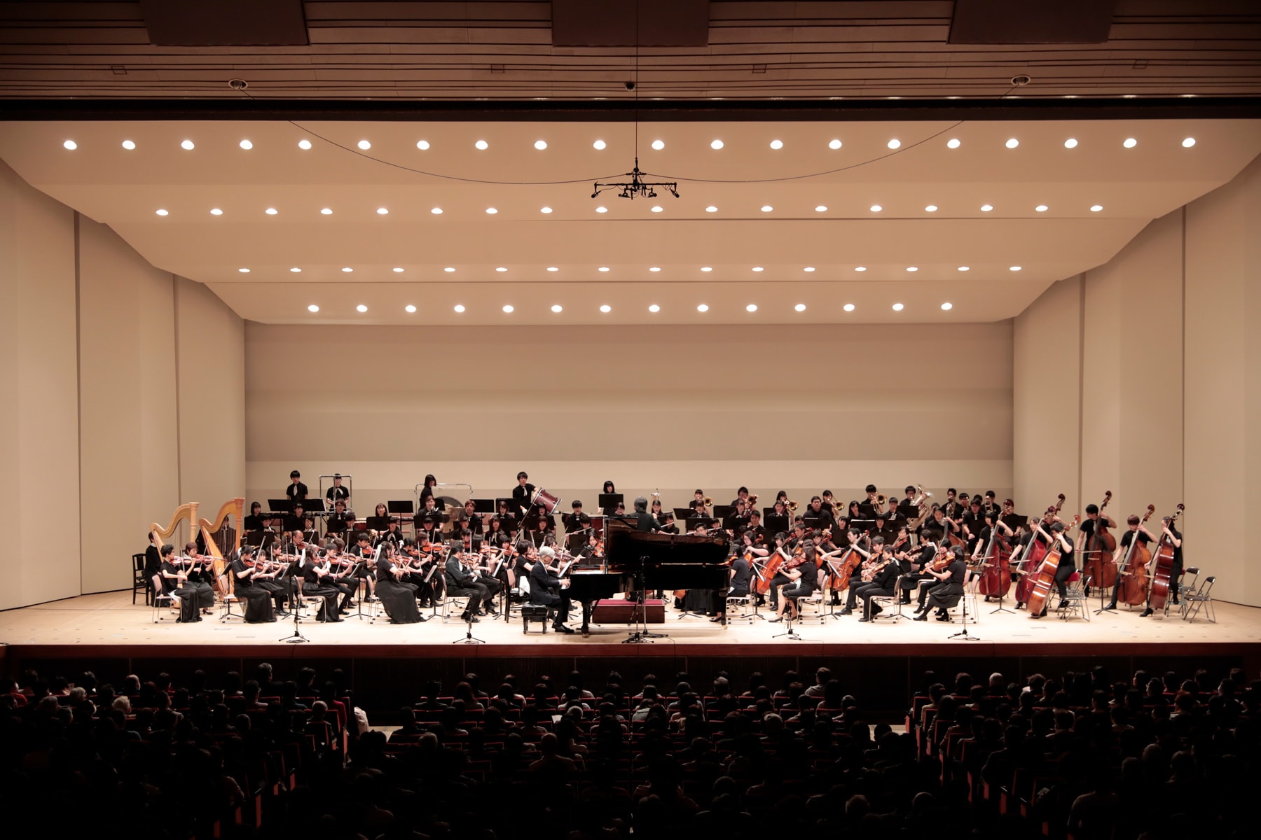 동북 유스 오케스트라 연주회 2018 센다이 공연. 음악 감독과 피아노 연주를 맡았다 (Photo by 마루오 류이치)